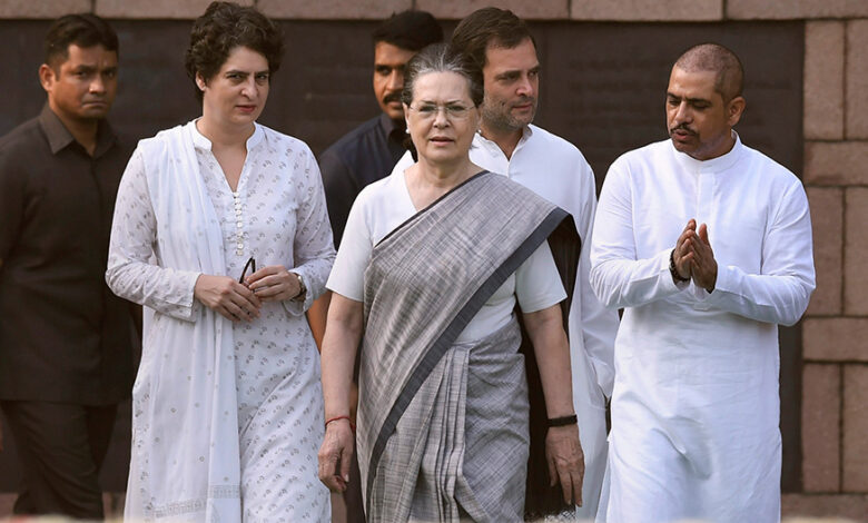 Congress Bigwigs Pay Tribute to Rajiv Gandhi on Birth Anniversary 3